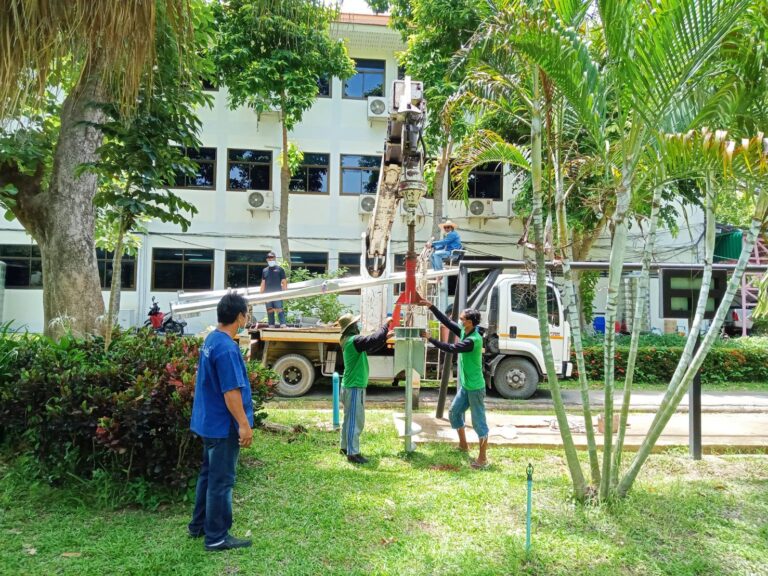 ดำเนินการติดตั้งเสาไฟพลังงานแสงอาทิตย์ บริเวณสนามเด็กเล่นและสวนสาธารณะองค์การบริหารส่วนจังหวัดแพร่