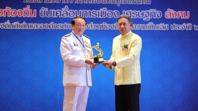 นายอนุวัธ วงศ์วรรณ นายกองค์การบริหารส่วนจังหวัดแพร่ เข้ารับรางวัลประเภทสุดยอดผู้นำท้องถิ่น โครงการหนึ่งล้านกล้าความดีตอบแทนคุณแผ่นดิน