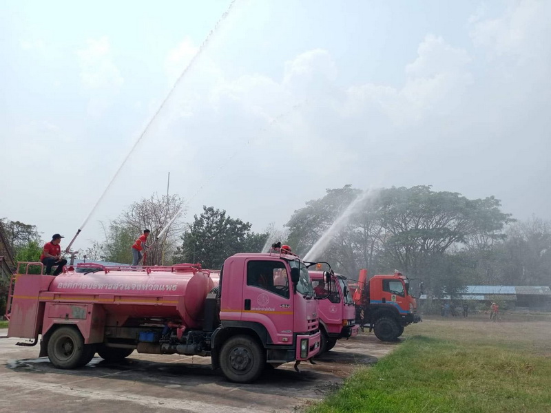 องค์การบริหารส่วนจังหวัดแพร่ และสนับสนุนรถน้ำ ดำเนินการพ่นละอองน้ำเพื่อลดปัญหาหมอกควัน PM 2.5 ณ บริเวณโรงเรียนบ้านวังหลวง อำเภอหนองม่วงไข่ จังหวัดแพร่