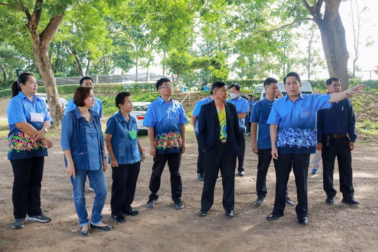 องค์การบริหารส่วนจังหวัดแพร่ นำคณะศึกษาดูงานจากองค์การบริหารส่วนจังหวัดเพชรบูรณ์ ลงพื้นที่ศึกษาดูงานฝายชะลอน้ำแกนดินซีเมนต์กั้นแม่น้ำยม