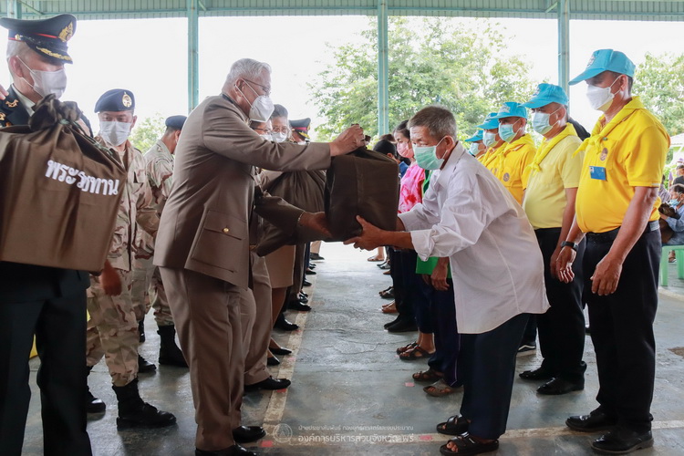 องค์การบริหารส่วนจังหวัดแพร่ ร่วมต้อนรับองคมนตรี และคณะ เชิญสิ่งของพรระราชทานมอบแก่ประชาชนผู้ประสบอุทกภัยในพื้นที่จังหวัดแพร่