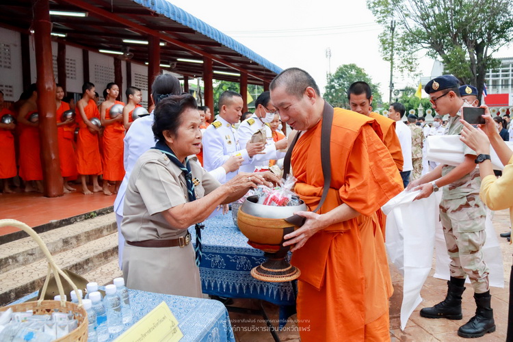 พิธีสวดพระพุทธมนต์และพิธีทำบุญตักบาตรถวายพระราชกุศล เนื่องในวันสมเด็จพระมหาธีรราชเจ้า พ.ศ.2566