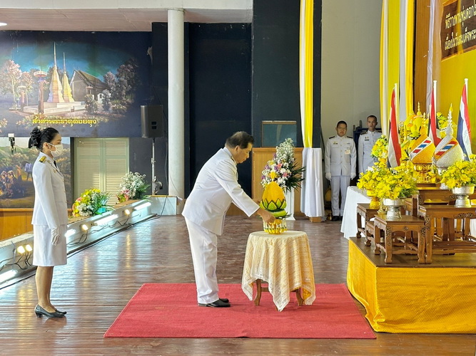 องค์การบริหารส่วนจังหวัดแพร่ ร่วมพิธีสวดพระพุทธมนต์และทำบุญตักบาตรถวายพระราชกุศล พิธีวางพานพุ่มดอกไม้ถวายราชสักการะ เนื่องในวันสมเด็จพระเจ้าตากสินมหาราช ประจำปี 2566