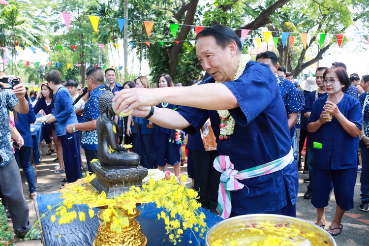 คณะผู้บริหาร สมาชิกสภา และเจ้าหน้าที่ องค์การบริหารส่วนจังหวัดแพร่ ร่วมพิธีรดน้ำดำหัวนายกองค์การบริหารส่วนจังหวัดแพร่ และคณะผู้บริหาร