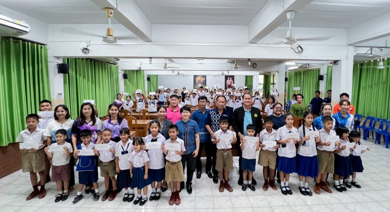 องค์การบริหารส่วนจังหวัดแพร่ มอบเงินช่วยเหลือนักเรียนซึ่งเป็นผู้ยากจนหรือด้อยโอกาสในจังหวัดแพร่ ตามโครงการช่วยเหลือนักเรียนซึ่งเป็นผู้ยากจนหรือด้อยโอกาสในจังหวัดแพร่ ประจำปี 2568 อำเภอลอง