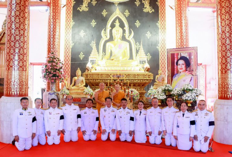 คณะผู้บริหาร หัวหน้าส่วนราชการ ผู้อำนวยการโรงเรียนในสังกัดองค์การบริหารส่วนจังหวัดแพร่ ร่วมพิธีถวายน้ำสรงพระบรมศพ เบื้องหน้าพระฉายาลักษณ์สมเด็จพระนางเจ้าสิริกิติ์ พระบรมราชินีนาถ พระบรมราชชนนีพันปีหลวง พร้อมลงนามแสดงความไว้อาลัย และร่วมพิธีสวดพระอภิธรรมด้วยความสำนึกในพระมหากรุณาธิคุณเป็นล้นพ้น อันหาที่สุดมิได้ ภายหลังสำนักพระราชวังมีประกาศการเสด็จสวรรคต