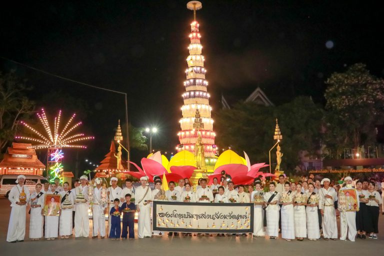 องค์การบริหารส่วนจังหวัดแพร่ ร่วมเดินขบวนงานประเพณีลอยกระทง ประจำปี พ.ศ. 2568 “ลอยกระทง ไท ไทย คารวาลัย พระแม่ของแผ่นดิน”