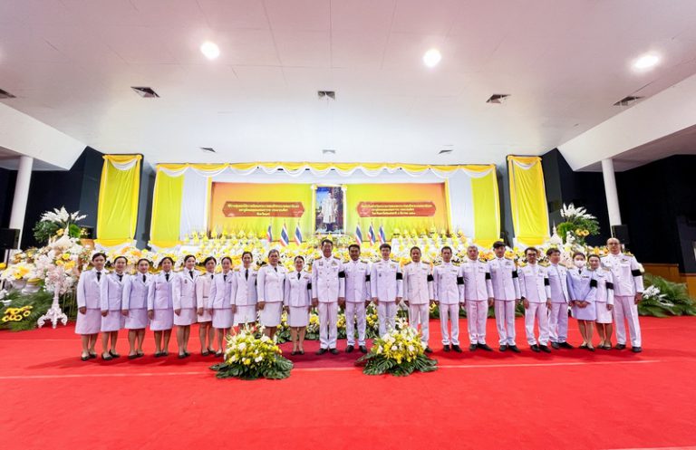 องค์การบริหารส่วนจังหวัดแพร่ ร่วมพิธีเจริญพระพุทธมนต์และทำบุญตักบาตรถวายพระราชกุศล และพิธี วางพานพุ่มดอกไม้ถวายบังคม เนื่องในวันคล้ายวันพระบรมราชสมภพพระบาทสมเด็จพระบรมชนกาธิเบศร มหาภูมิพลอดุลยเดชมหาราช บรมนาถบพิตร วันชาติ และวันพ่อแห่งชาติ