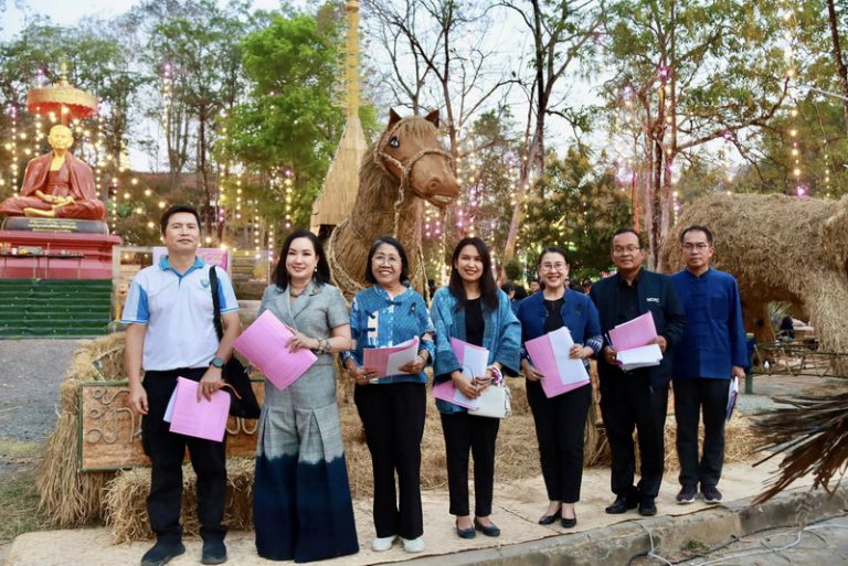 องค์การบริหารส่วนจังหวัดแพร่ ร่วมเป็นคณะกรรมการให้คะแนนการประกวด “หุ่นฟางสัตว์ในตำนาน เพื่อสืบสานภูมิปัญญาท้องถิ่นและลดการเผา PM 2.5“ ในงานประเพณีไหว้พระธาตุช่อแฮ เมืองแพร่แห่ตุงหลวง ประจำปี 2569
