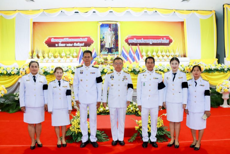 องค์การบริหารส่วนจังหวัดแพร่ ร่วมพิธีน้อมรำลึกถวายสักการะและวางพานพุ่มหน้าพระบรมฉายาลักษณ์ พระบาทสมเด็จพระบรมชนกาธิเบศร มหาภูมิพลอดุลยเดชมหาราช บรมนาถบพิตร “พระบิดาแห่งมาตรฐานการช่างไทย” เนื่องในวันมาตรฐานฝีมือแรงงานแห่งชาติ ประจำปี 2569