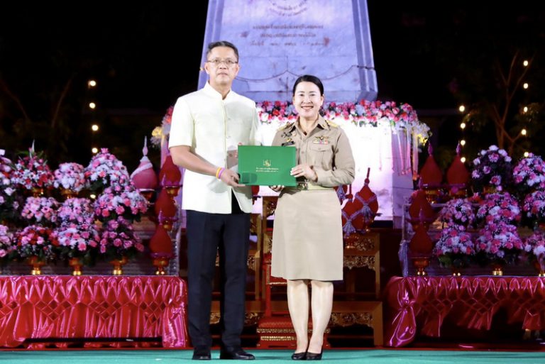นางสาวปาริชาติ หิรัญรัตน์ รองปลัดองค์การบริหารส่วนจังหวัดแพร่ เข้ารับรางวัล ”ข้าราชการส่วนท้องถิ่นดีเด่น ประจำปี พ.ศ. 2568“