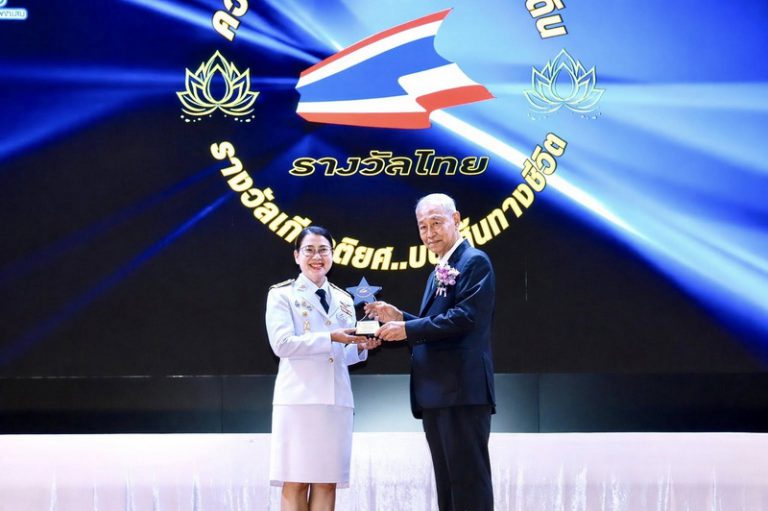องค์การบริหารส่วนจังหวัดแพร่ เข้ารับรางวัลเกียรติยศ “รางวัลไทย” ประเภทรางวัล การบริหารจัดการท้องถิ่นแห่งปี สาขา การพัฒนาคุณภาพชีวิประชาชนดีเด่น ภายใต้โครงการ 1 ล้านกล้าความดีตอบแทนคุณแผ่นดิน มูลนิธิเพื่อสังคมไทย