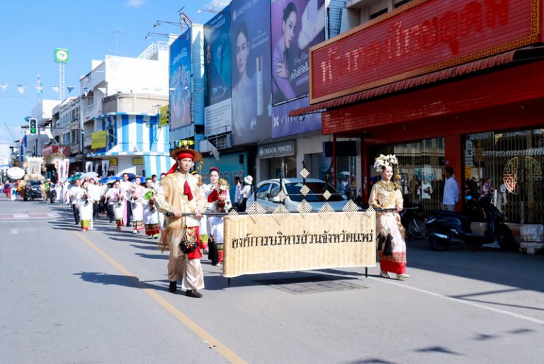 องค์การบริหารส่วนจังหวัดแพร่ ร่วมเดินขบวนเครื่องสักการะงานประเพณีไหว้พระพุทธโกศัย ศิริชัยมหาศากยมุนี ประจำปี 2569