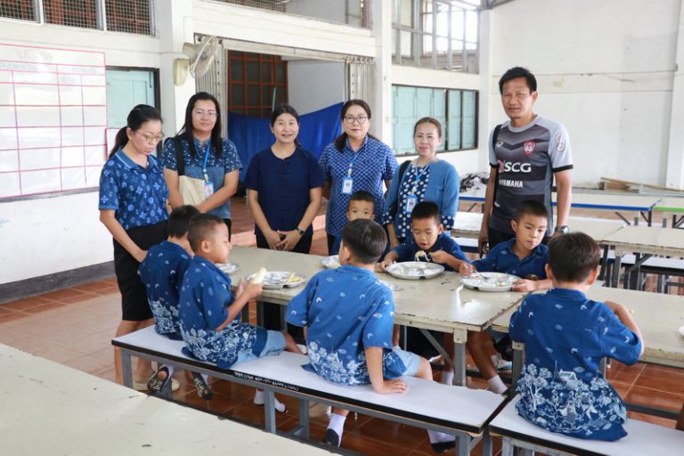องค์การบริหารส่วนจังหวัดแพร่ ตรวจติดตามโครงการอาหารกลางวันของโรงเรียนองค์การบริหารส่วนจังหวัดแพร่บ้านไผ่ย้อย