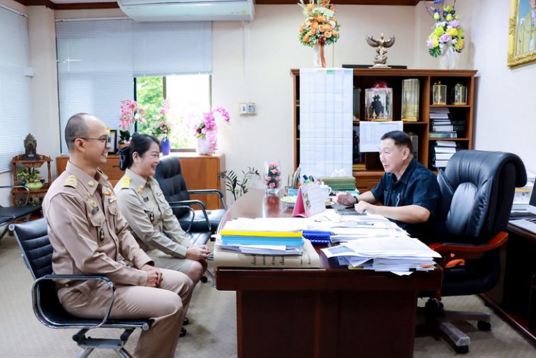 นายกองค์การบริหารส่วนจังหวัดแพร่ พร้อมด้วย รองนายกองค์การบริหารส่วนจังหวัดแพร่ ให้การต้อนรับและกล่าวให้โอวาทแก่ผู้สอบคัดเลือกได้ข้าราชการองค์การบริหารส่วนจังหวัด