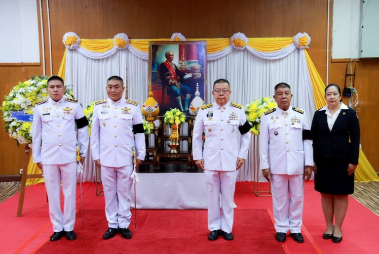 องค์การบริหารส่วนจังหวัดแพร่ ร่วมพิธีถวายพวงมาลาและจุดเครื่องทองน้อยเบื้องหน้าพระบรมฉายาลักษณ์ เนื่องในวันคล้ายวันสวรรคตพระบาทสมเด็จพระจอมเกล้าเจ้าอยู่หัว