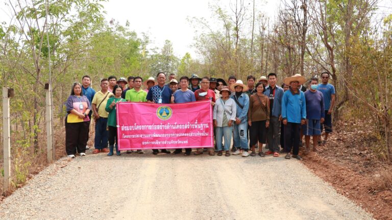 ส่งมอบโครงการก่อสร้างพื้นฐาน (โครงการประสานแผนพัฒนาขององค์กรปกครองส่วนท้องถิ่น) องค์การบริหารส่วนจังหวัดแพร่ โครงการปรับปรุงถนนลูกรังด้วยหินคลุก สายบ้านน้ำโค้ง หมู่ที่ 3 ตำบลร้องเข็ม เชื่อม บ้านสะเลียมเหนือ หมู่ที่ 5 ตำบลตำหนักธรรม อำเภอหนองม่วงไข่