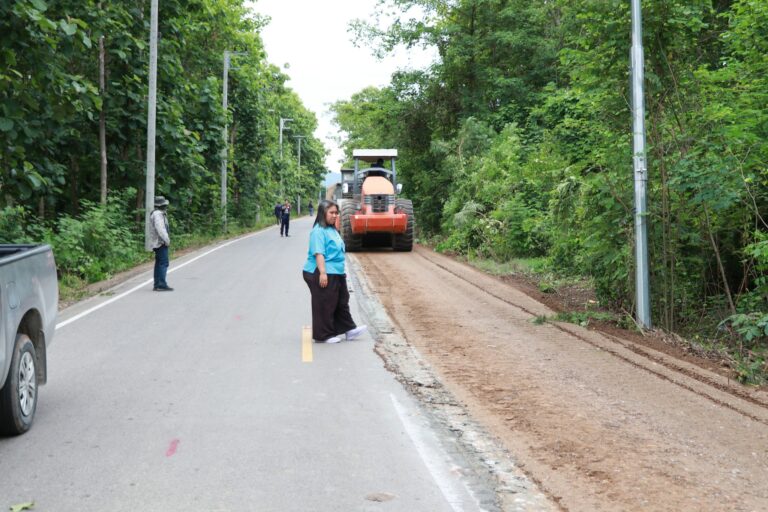 ตรวจติดตามความคืบหน้าโครงการปรับปรุงผิวทางแอสฟัลท์ติกคอนกรีต สาย พร.ถ. 1-0004 บ้านอัมพวัน – บ้านหนองสุวรรณ อำเภอสอง จังหวัดแพร่